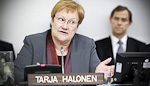  Tasavallan presidentti Halonen esitteli kestävän kehityksen paneelin työskentelyä yleiskokoukselle New Yorkissa 20. lokakuuta 2011. UN Photo/Rick Bajornas  